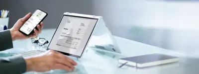 Buchhalter prüft Online-Rechnung auf Tablet-Bildschirm